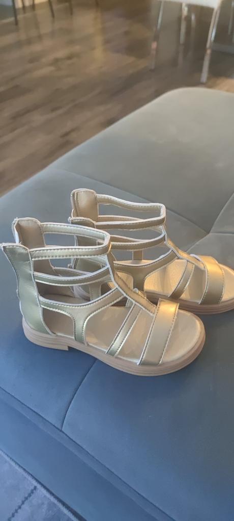 Nové zlaté sandálky, 33