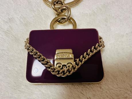 Kovový baklažánový prívesok zn. furla originál, furla