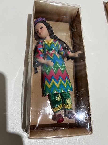 Porcelánová zberateľská bábika, 