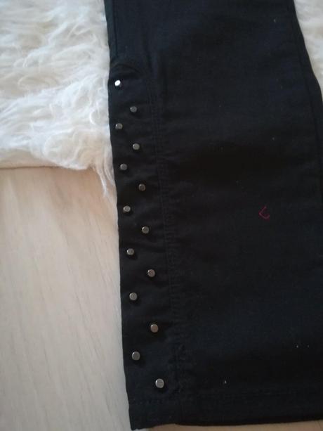 Čierne nohavice, 44