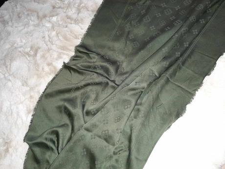 Šatka s písmenami lv beymen, 