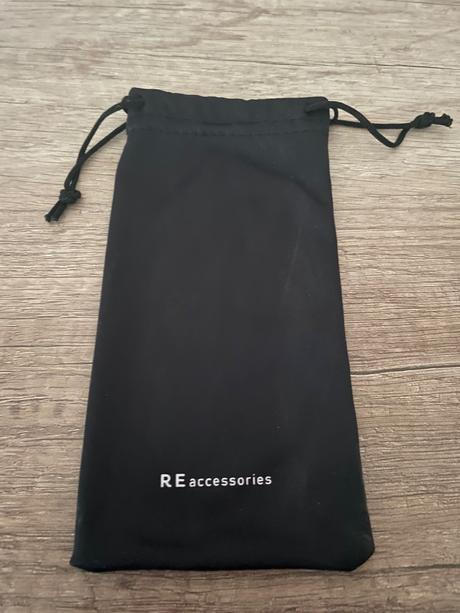 Velke slnecne okuliare, reserved