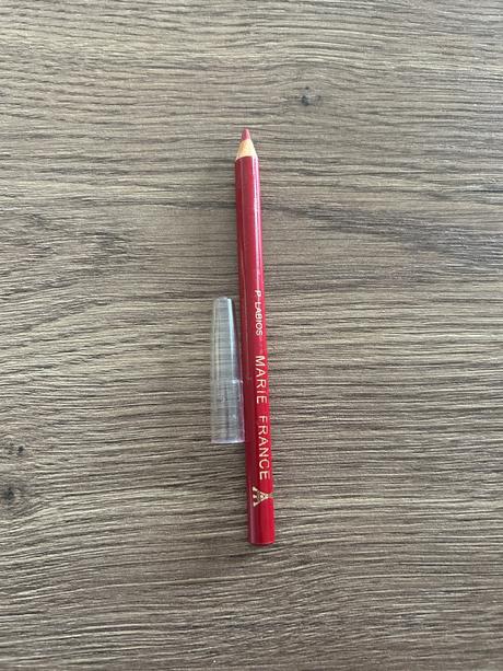 Konturovacia ceruzka na pery, 