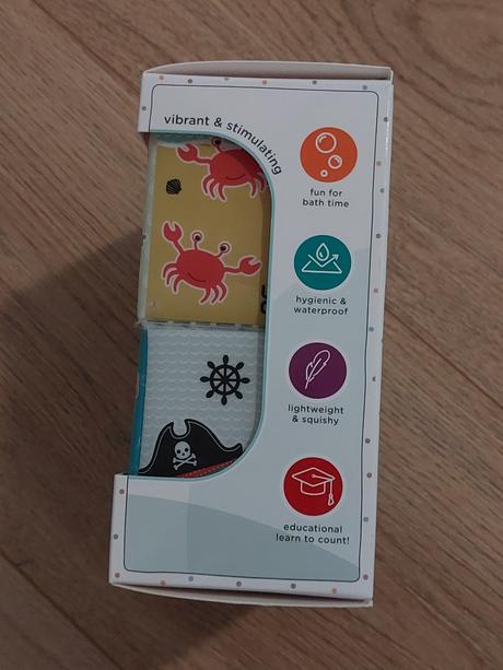 Kocky, kniha, nálepky, podložka,