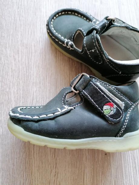 Čierne sandalky, 20