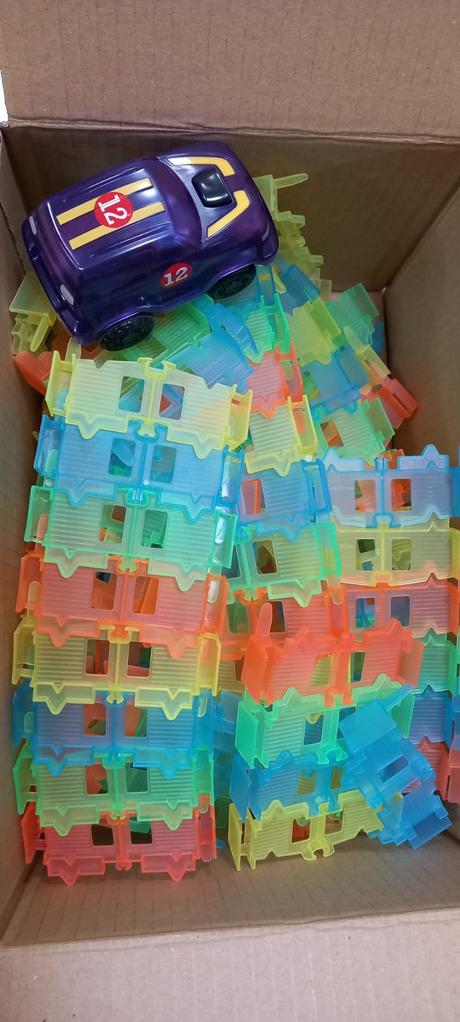 Svietiace auto s dráhou, 