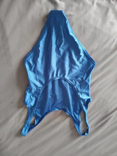 Fialové plavky, 134