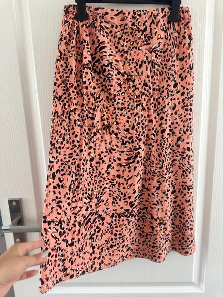 Štýlová midi sukňa s modernou leopardou potlačou, 