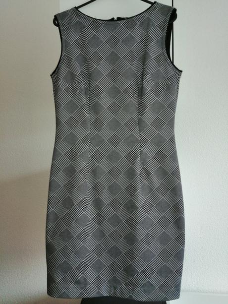 Pekné pohodlné šaty 1 x oblečené, 36