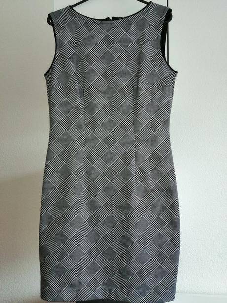 Pekné pohodlné šaty 1 x oblečené, 36