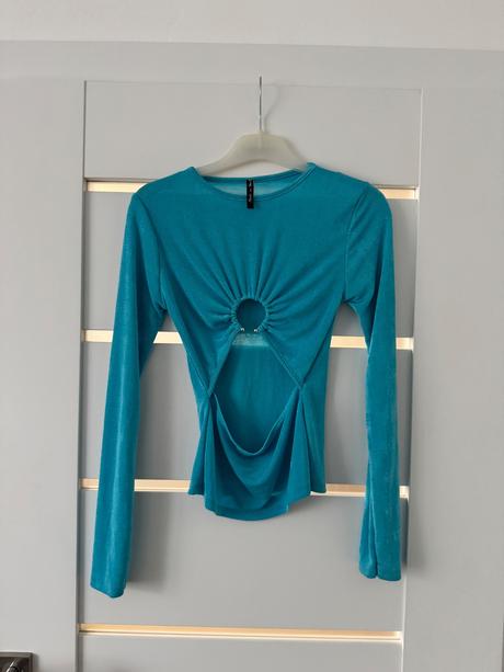 Nadherny top s vyrezom, s