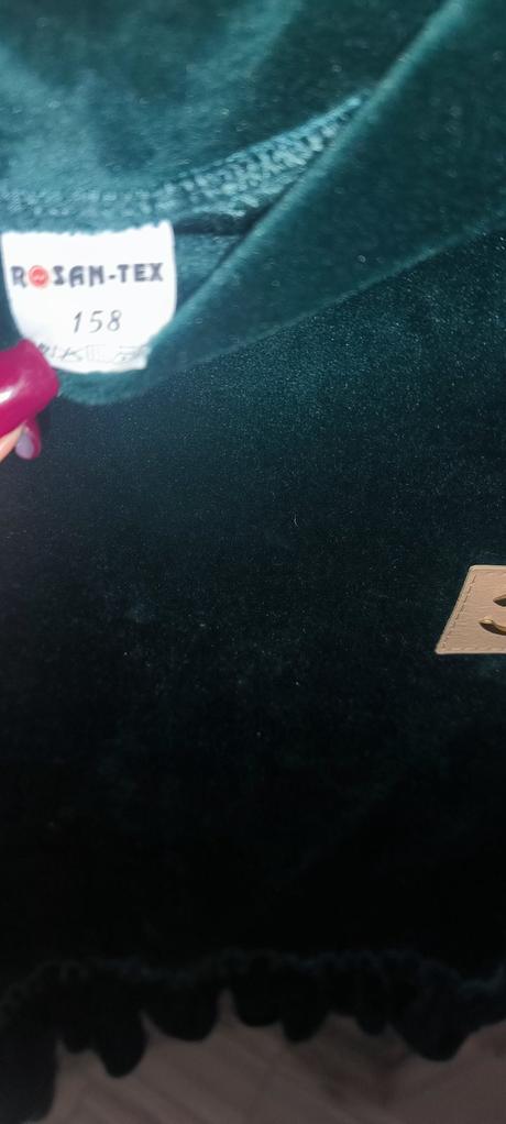 Zamatové šaty, 152