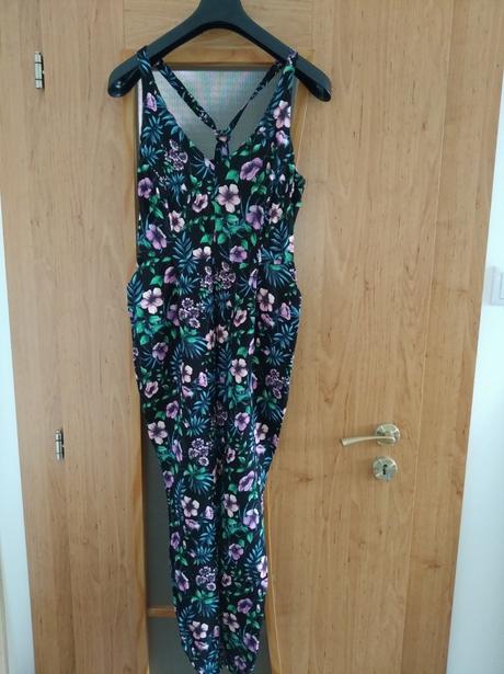 Krásny moderný kvetovaný overal, m