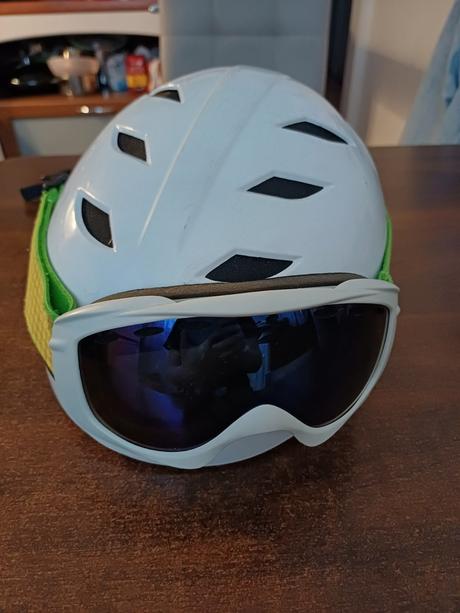 Dievcenska prilba a okuliare, s