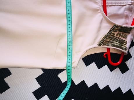 Béžové saty s aplikaciou, xs