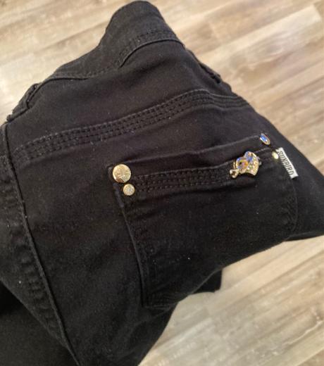 Čierne rifle veľ.l-29,majú zlaté zdobenie, l