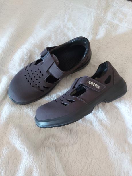 Bezpečnostné sandále., 37