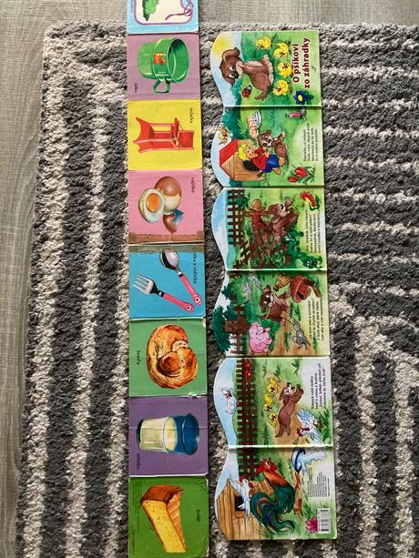 Leporelá pri stole a o psíkovi zo záhradky, 