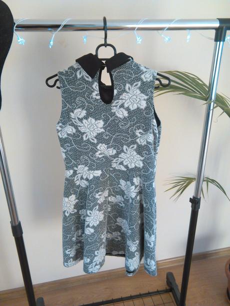 Kvetované čiernobiele šaty s ackovou suknou, m