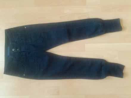 Tmavomodre rifle s patentom, 36