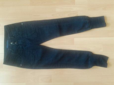 Tmavomodre rifle s patentom, 36