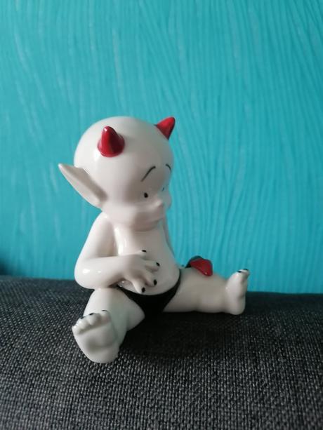 Porcelánový čertík zn. sagrada, 