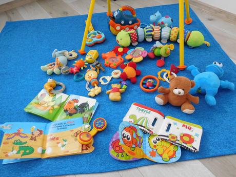 Deka modrá nová + hrkálky,