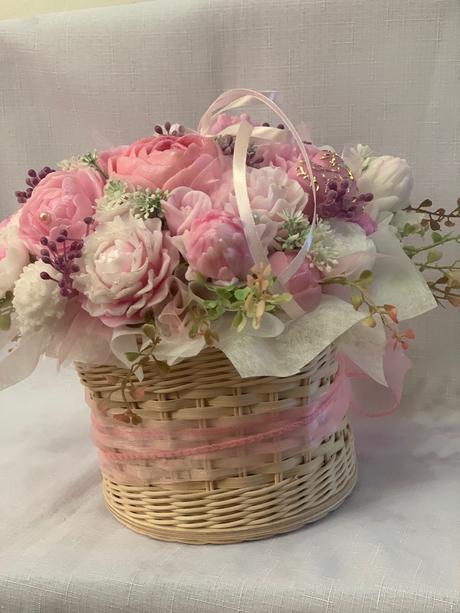 Veľká mydlova kytica v pletenom priborniku, 