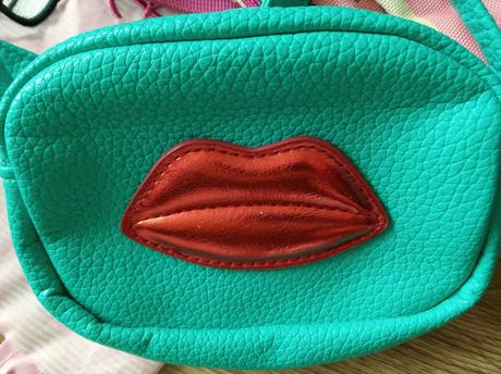 Balík dievčenských tašiek a kabeliek, 