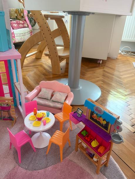 Barbie domček a rôzne doplnky,