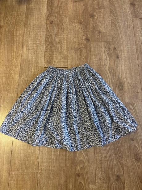 Siroka sukna po kolena, m