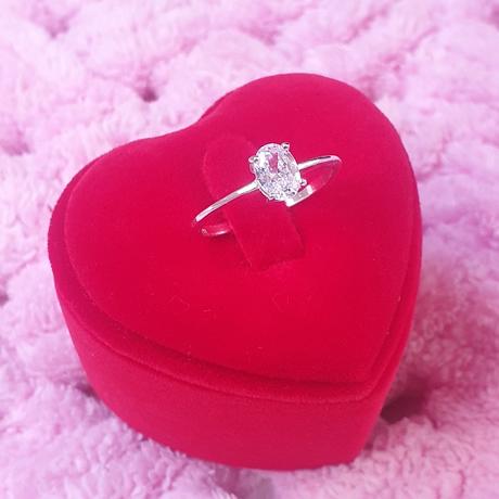 Strieborný prsteň s bielým kryštálikom,