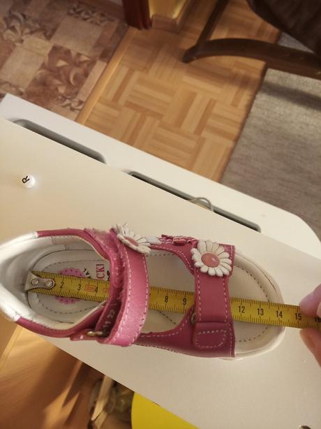 Sandálky, lasocki,22