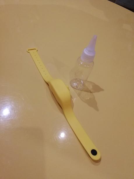 Silikónový náramok na antibakterialny gel,