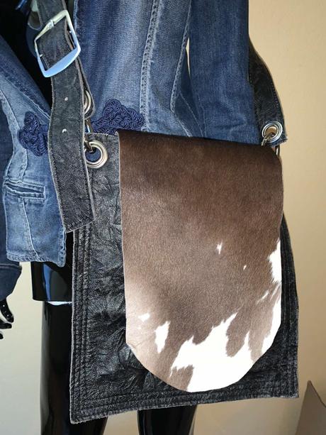 Kožená crossbody kabelka s kravskou srsťou,