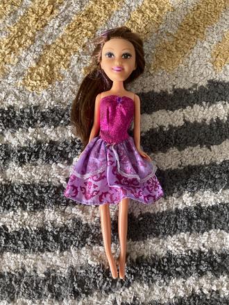 Bábika s fialovým pramienkom, 