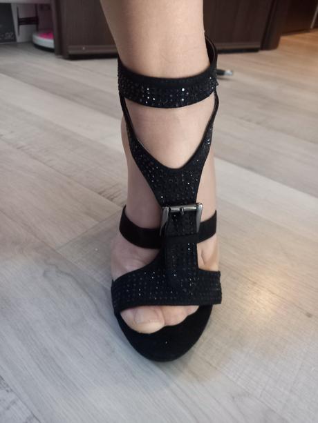 Cierne ihlickove sandale, 38