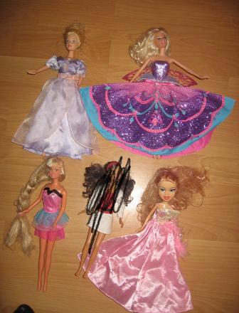 Popoluska spieva barbia s kridlami, 