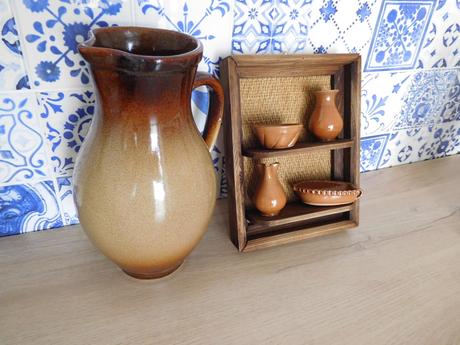 Keramika hnedá aj s minijatúrou, 