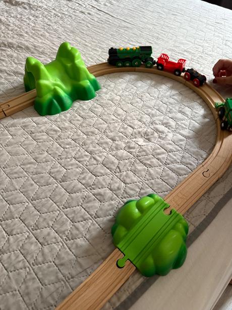 Drevená drahá s vlacikom, 