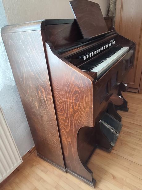 Historické nožné harmonium, 