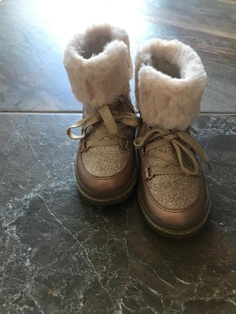 Čižmičky s kozusinkou, 26