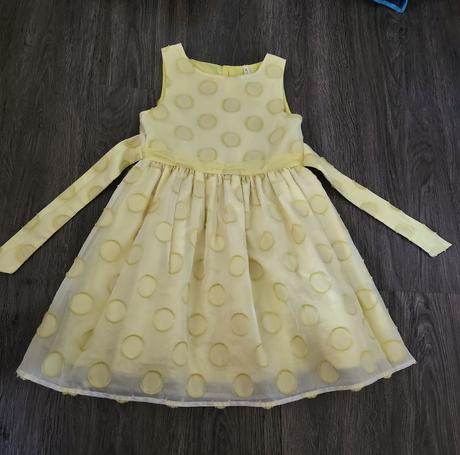 Pekné žlté šaty, 122