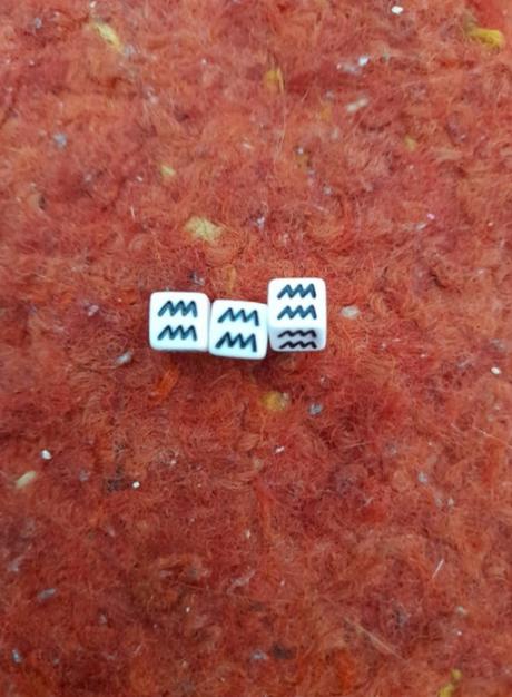 Kockové plastové znamenia biele,