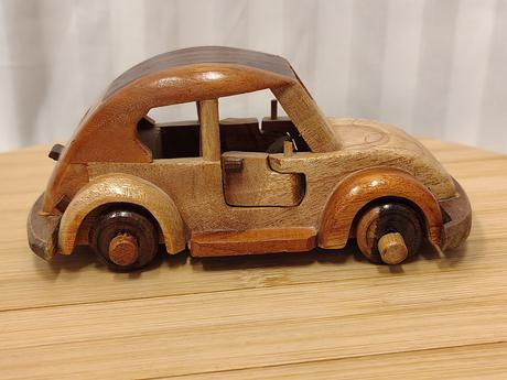 Umelecký vintage drevený model vw beetle 90. roky,