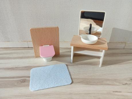 Drevený nábytok pre bábiky s 2 bábikami a mačkami, 