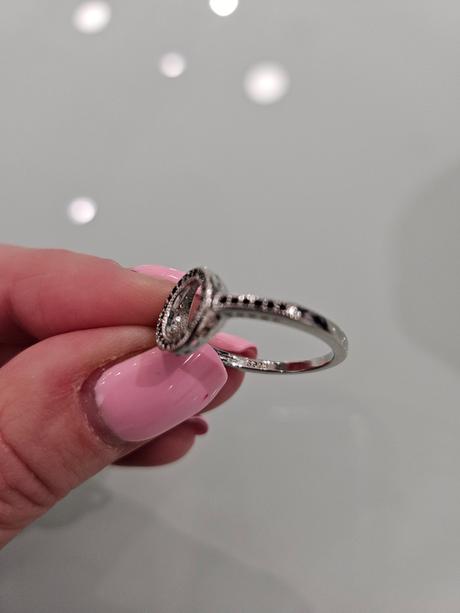 Prsteň s kamienkami, 