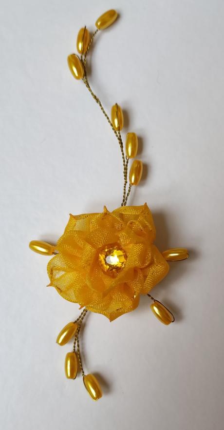 Zlatožltý kvet do vlasov, 