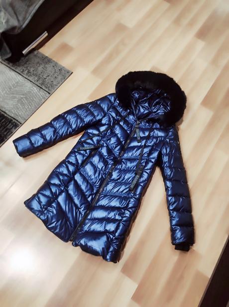 Modrá lesklá bunda, s