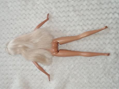 Barbie bábika s ružovými náušnicami,